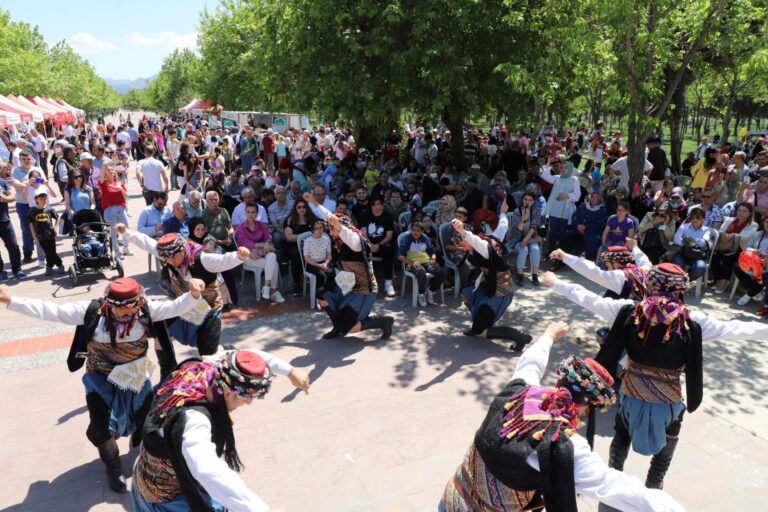 Turgutlu’da Yerel Tohum Takas ve Bahar Şenliği Büyük İlgi Gördü Turgutlu’da Yerel Tohum Takas ve Bahar Şenliği Büyük İlgi Gördü