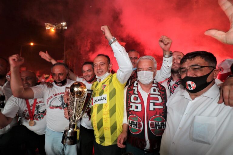 Turgutlusporun Şampiyonluğu Büyük Coşkuyla Kutlandı Turgutlusporun Şampiyonluğu Büyük Coşkuyla Kutlandı