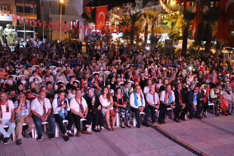 Şenlikte Karadeniz ve Erzurum Kültürleri Doyasıya Yaşandı Şenlikte Karadeniz ve Erzurum Kültürleri Doyasıya Yaşandı