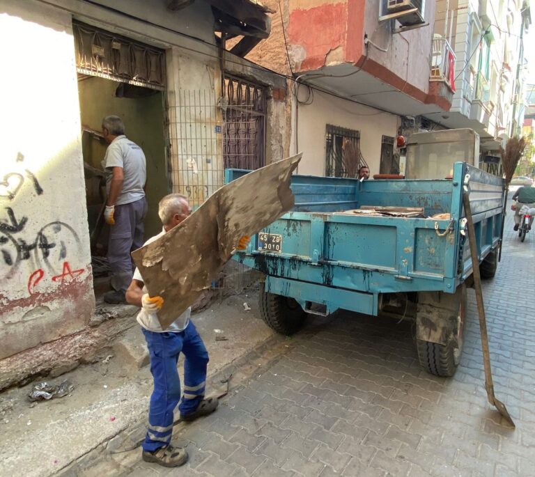 Turgutlu Belediyesi Ekiplerinden Çöp Ev Temizliği Turgutlu Belediyesi Ekiplerinden Çöp Ev Temizliği