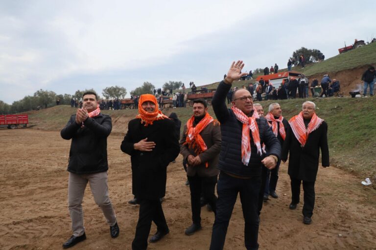 Turgutlu’da 8. Geleneksel Musalaryeniköy Deve Güreşi Gerçekleşti Turgutlu’da 8. Geleneksel Musalaryeniköy Deve Güreşi Gerçekleşti