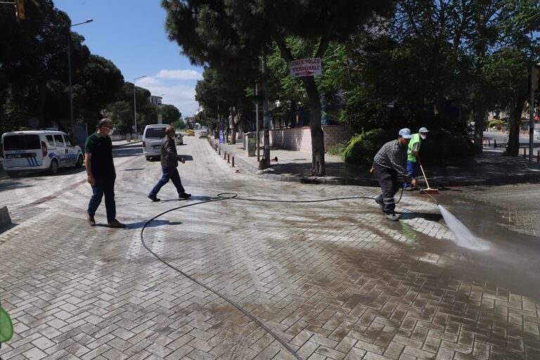 Atatürk Bulvarında Temizlik Mesaisi Atatürk Bulvarında Temizlik Mesaisi