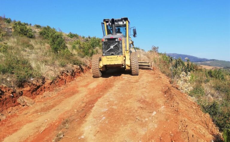 Turgutlu’da Yol Düzenleme ve Tamirat Çalışmaları Devam Ediyor Turgutlu’da Yol Düzenleme ve Tamirat Çalışmaları Devam Ediyor