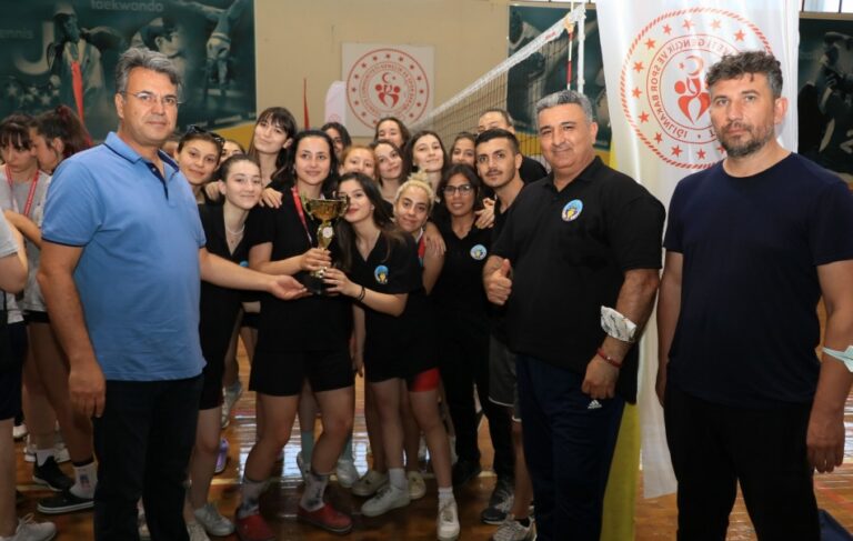 Valilik Kupası’nın Birincisi Turgutlu Belediyespor Oldu Valilik Kupası’nın Birincisi Turgutlu Belediyespor Oldu