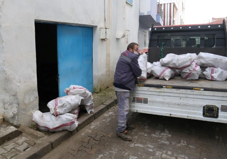 Turgutlu Belediyesinden 1000 Haneye Yakacak Yardımı Turgutlu Belediyesinden 1000 Haneye Yakacak Yardımı