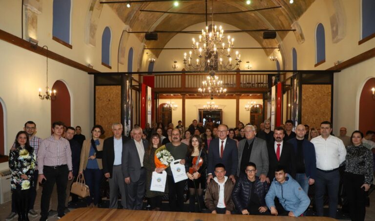 Turgutlu Belediyesi Uğur Mumcu’yu Barış Türküleriyle Andı Turgutlu Belediyesi Uğur Mumcu’yu Barış Türküleriyle Andı