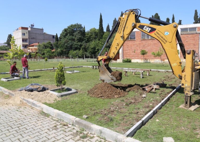 Turgutlu Belediyesinden Albayrak Mahallesine Yeni Çocuk Oyun Grubu Turgutlu Belediyesinden Albayrak Mahallesine Yeni Çocuk Oyun Grubu