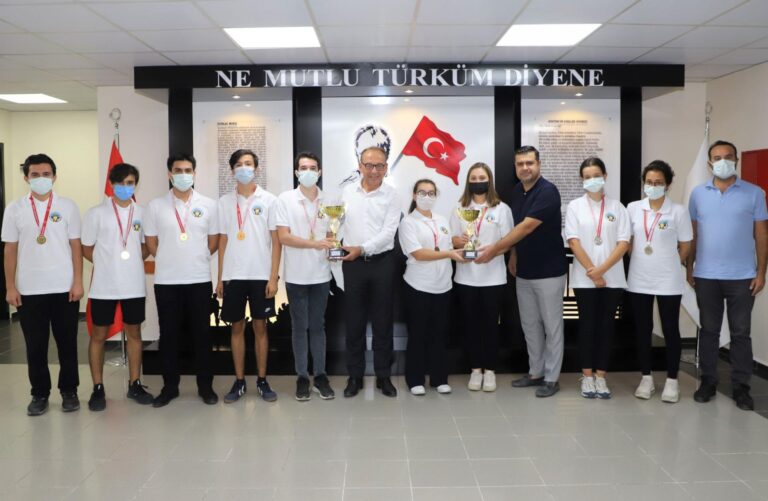 Satranç Şampiyonu Sporculardan Başkan Akın’a Ziyaret Satranç Şampiyonu Sporculardan Başkan Akın’a Ziyaret