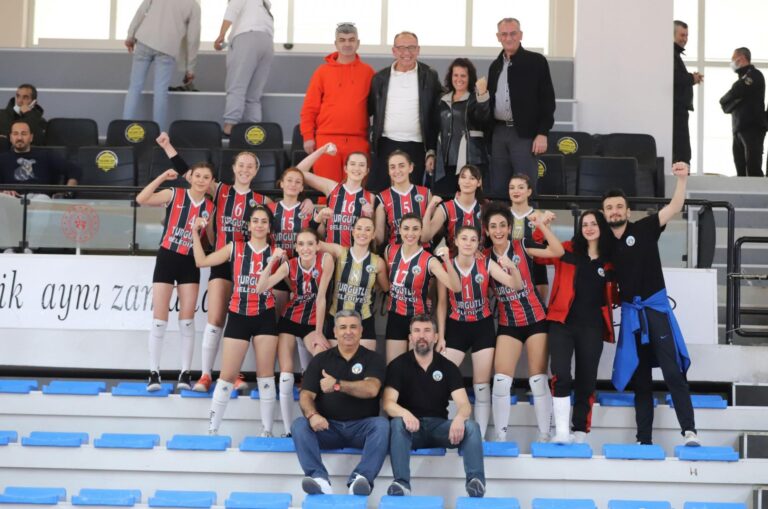 Turgutlu Belediyespor Kadın Voleybol Takımı Rakibine Geçit Vermedi Turgutlu Belediyespor Kadın Voleybol Takımı Rakibine Geçit Vermedi