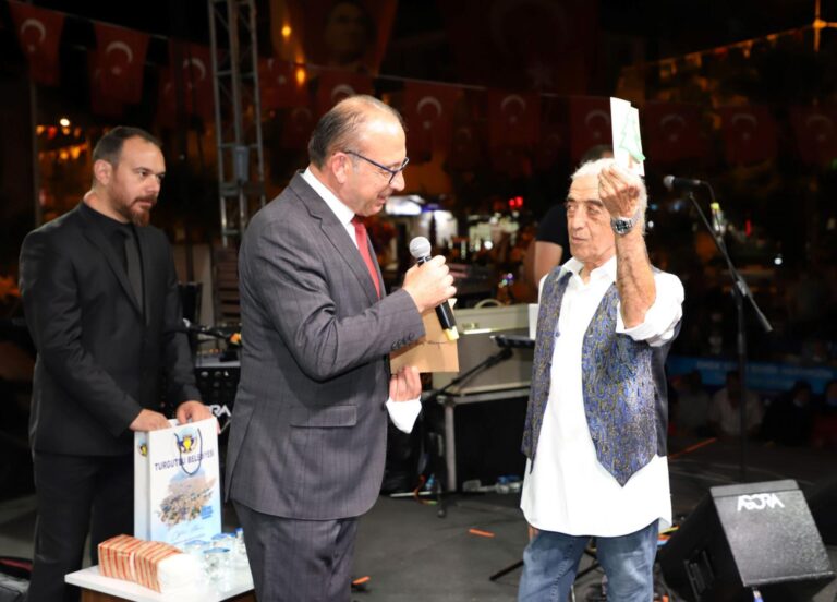 Turgutlu Belediyesinden Sanatçılara Anlamlı Hediye Turgutlu Belediyesinden Sanatçılara Anlamlı Hediye