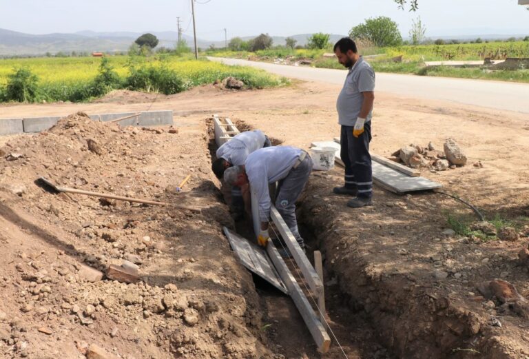 Turgutlu Belediyesinden Çiftçilerin Yüzünü Güldüren Çalışma Turgutlu Belediyesinden Çiftçilerin Yüzünü Güldüren Çalışma