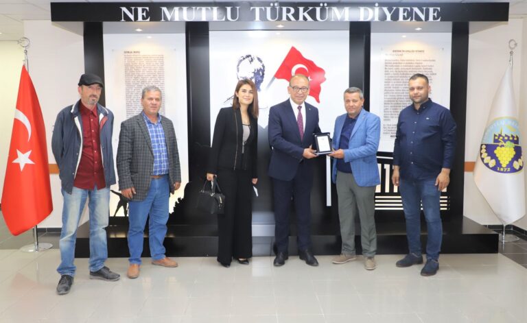 Başkan Akın’a Yağlı Güreşler İçin Teşekkür Plaketi Başkan Akın’a Yağlı Güreşler İçin Teşekkür Plaketi