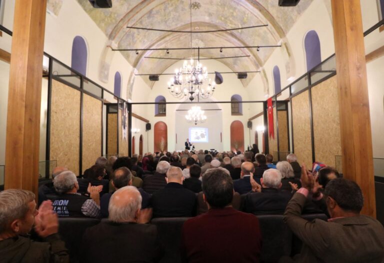 Turgutlu’da “Atatürk ve Cumhuriyet” Söyleşisine Yoğun İlgi Turgutlu’da “Atatürk ve Cumhuriyet” Söyleşisine Yoğun İlgi