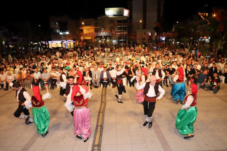Turgutlu’da Balkan ve Bitlis-Yöresel Doğu Kültürleri Aynı Gecede Buluştu Turgutlu’da Balkan ve Bitlis-Yöresel Doğu Kültürleri Aynı Gecede Buluştu