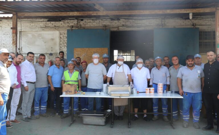 Başkan Yardımcılarından Belediye Personeline Aşure İkramı Başkan Yardımcılarından Belediye Personeline Aşure İkramı