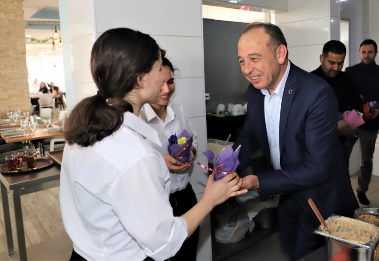 Başkan Çetin Akın: “Türk Kadını Geleceğimize Işık Olmaktadır” Başkan Çetin Akın: “Türk Kadını Geleceğimize Işık Olmaktadır”