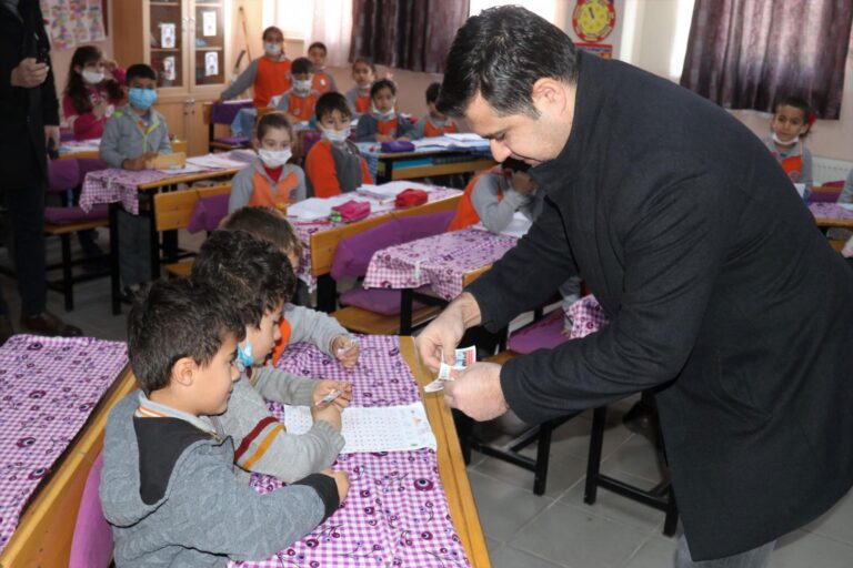 Turgutlu Belediyesinden Öğrencilere Karne Hediyesi