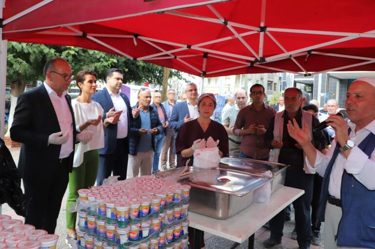 Turgutlu Belediyesinden Mevlid Kandili’nde Pilav Hayrı Turgutlu Belediyesinden Mevlid Kandili’nde Pilav Hayrı