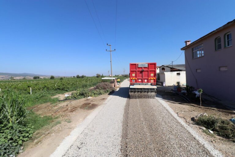 Turgutlu’da Yollar Yenilenmeye Devam Ediyor Turgutlu’da Yollar Yenilenmeye Devam Ediyor