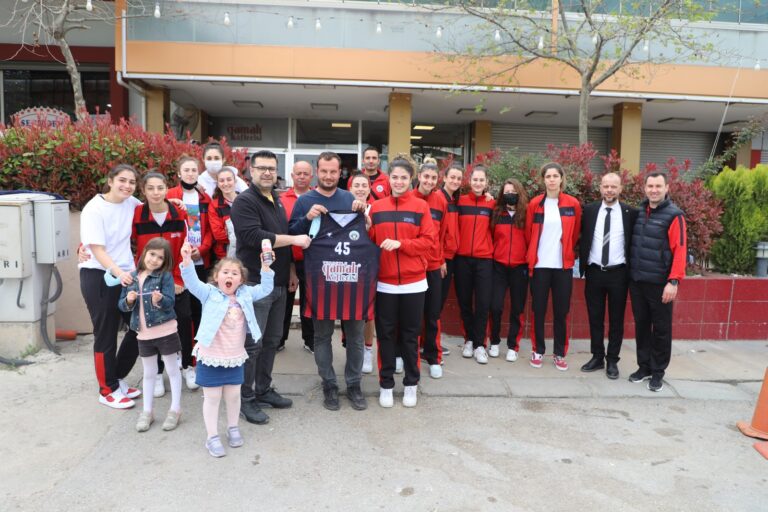 Turgutlu Belediyespor Kadın Basketbol Takımından Gamalı Köftecisine Teşekkür Ziyareti Turgutlu Belediyespor Kadın Basketbol Takımından Gamalı Köftecisine Teşekkür Ziyareti