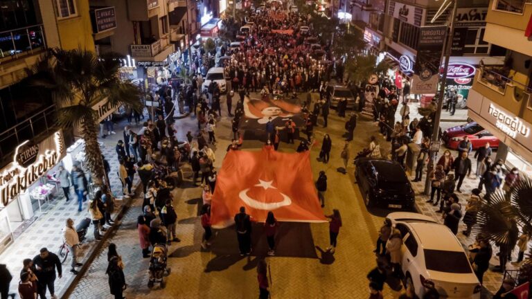 Turgutlu Belediyesinden Cumhuriyet Bayramı’na Dört Dörtlük Kutlama Turgutlu Belediyesinden Cumhuriyet Bayramı’na Dört Dörtlük Kutlama