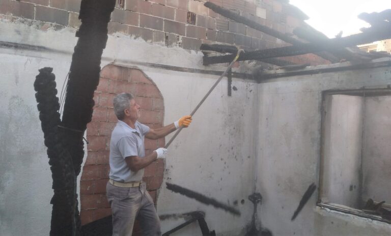 Turgutlu Belediyesi Evi Yanan Aileye Yardım Elini Uzattı Turgutlu Belediyesi Evi Yanan Aileye Yardım Elini Uzattı