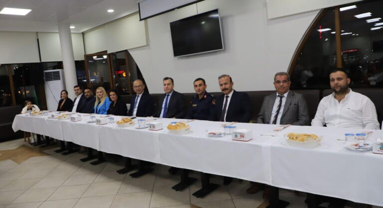 Başkan Çetin Akın’dan Muhtarlar Günü Yemeğinde İş Birliği ve Dayanışma Vurgusu Başkan Çetin Akın’dan Muhtarlar Günü Yemeğinde İş Birliği ve Dayanışma Vurgusu