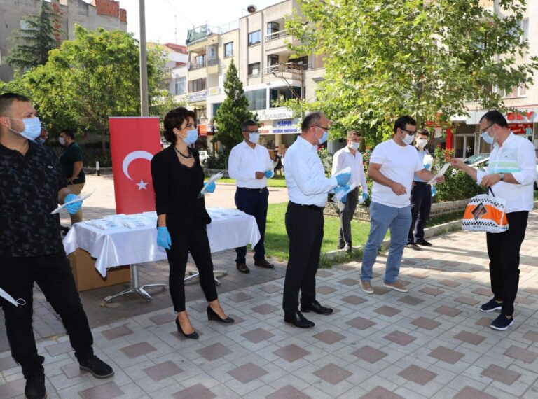 Başkan Çetin Akın ve Ekibi Maske Dağıttı Başkan Çetin Akın ve Ekibi Maske Dağıttı