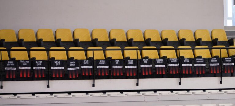 Kadın Cinayetiyle Hayattan Koparılan Kadınların İsimleri Tribünlerde Kadın Cinayetiyle Hayattan Koparılan Kadınların İsimleri Tribünlerde