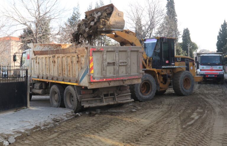 Turgutlu Belediyesi Farklı Noktalarda Çalışmalarını Sürdürüyor Turgutlu Belediyesi Farklı Noktalarda Çalışmalarını Sürdürüyor