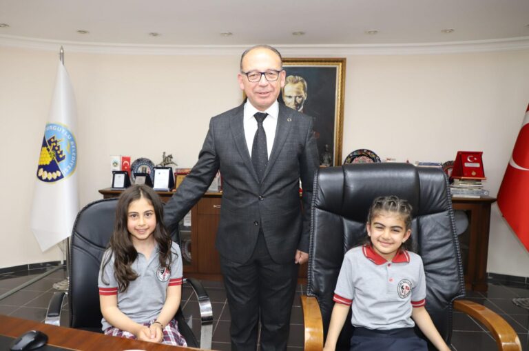 Başkan Çetin Akın Koltuğunu Minik Başkanlara Devretti Başkan Çetin Akın Koltuğunu Minik Başkanlara Devretti