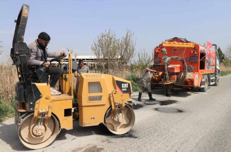 Turgutlu Belediyesi’nden Kanal Yanı Yollarda Yama Çalışması Turgutlu Belediyesi’nden Kanal Yanı Yollarda Yama Çalışması
