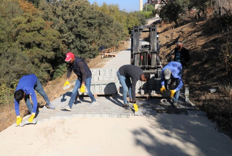 Turgutlu Belediyesi Ekiplerinden İki Kırsal Mahalleye 2000 m2 Parke Çalışması Turgutlu Belediyesi Ekiplerinden İki Kırsal Mahalleye 2000 m2 Parke Çalışması
