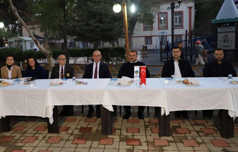 Turgutlu Belediyesinden Şehit Aileleri ve Gaziler Onuruna İftar Yemeği Turgutlu Belediyesinden Şehit Aileleri ve Gaziler Onuruna İftar Yemeği