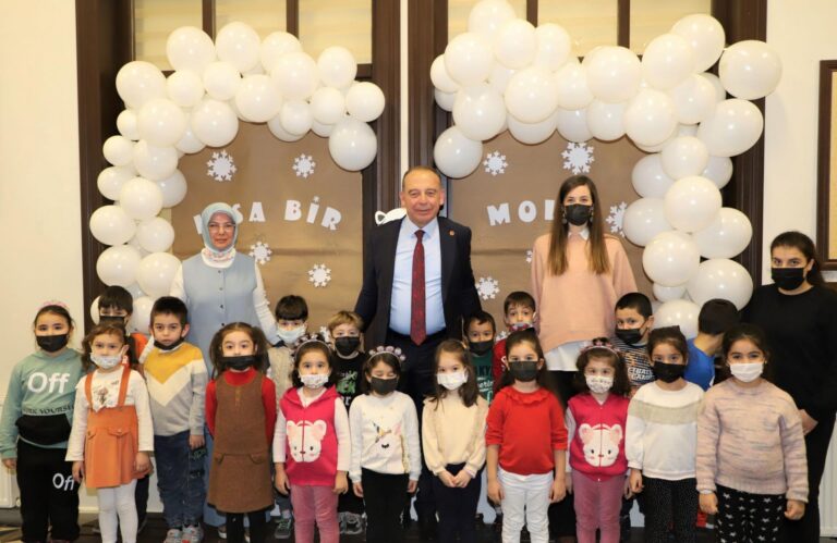 Başkan Çetin Akın’dan Minik Öğrencilere Yarıyıl Tatili Hediyesi