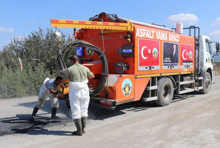 Turgutlu Belediyesinden Soğuk Asfalt Yama Aracılığıyla Yol Sorununa Hızlı Çözüm Turgutlu Belediyesinden Soğuk Asfalt Yama Aracılığıyla Yol Sorununa Hızlı Çözüm