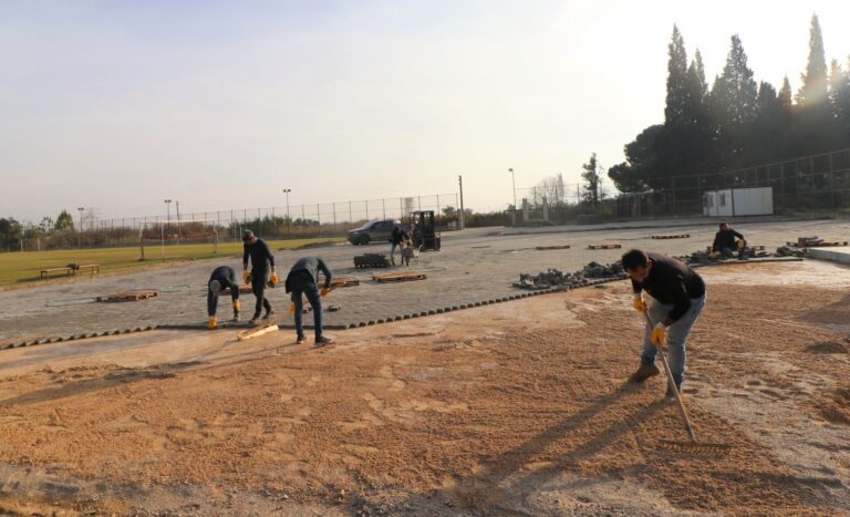 Şehit Gaffar Okkan Spor Tesisleri’ne 2000 m2’lik Parke Çalışması Şehit Gaffar Okkan Spor Tesisleri’ne 2000 m2’lik Parke Çalışması