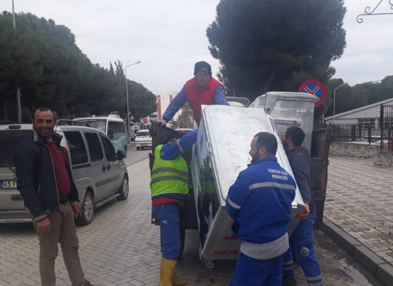 Turgutlu Belediyesi Çöp Konteynerlerini Yeniliyor Turgutlu Belediyesi Çöp Konteynerlerini Yeniliyor