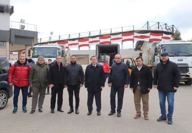 Turgutlu’dan 5 TIR Daha Yola Çıktı, 15 TIR Deprem Bölgesine Ulaştı Turgutlu’dan 5 TIR Daha Yola Çıktı, 15 TIR Deprem Bölgesine Ulaştı