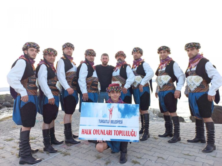 Turgutlu Belediyesi Halk Oyunları Topluluğu Lapseki’yi Mest Etti Turgutlu Belediyesi Halk Oyunları Topluluğu Lapseki’yi Mest Etti