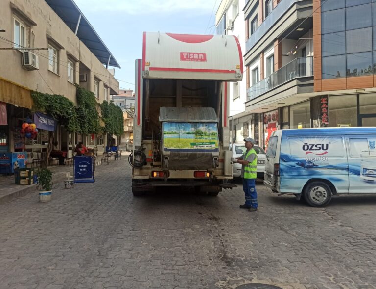 Turgutlu Belediyesinden Çöp Konteynerlerinin Temizliğine Etkili Çözüm Turgutlu Belediyesinden Çöp Konteynerlerinin Temizliğine Etkili Çözüm