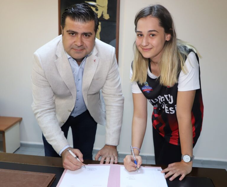 Turgutlu Belediyespor Sude Gençer ile Sözleşme İmzaladı Turgutlu Belediyespor Sude Gençer ile Sözleşme İmzaladı