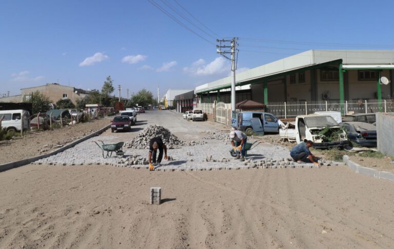 Turgutlu Belediyesinden Fatih Sanayi Sitesine 2500 m2’lik Parke Taşı Turgutlu Belediyesinden Fatih Sanayi Sitesine 2500 m2’lik Parke Taşı