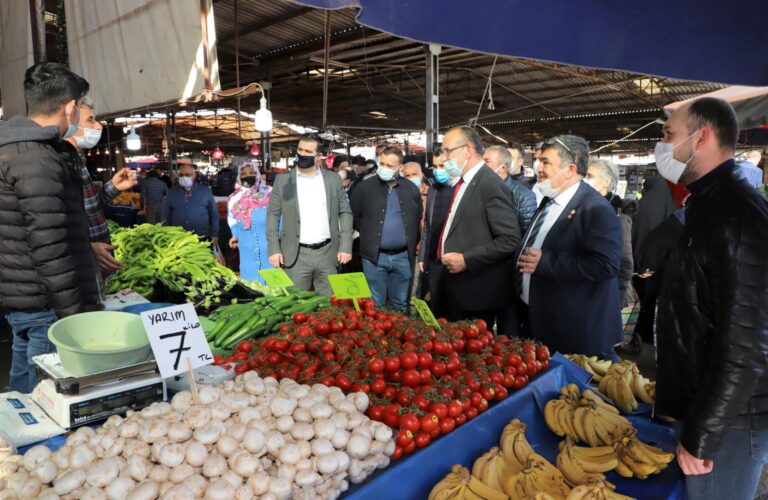 Başkan Akın ve Milletvekili Başevirgen Yeni Haftaya Pazartesi Pazarında Başladı Başkan Akın ve Milletvekili Başevirgen Yeni Haftaya Pazartesi Pazarında Başladı