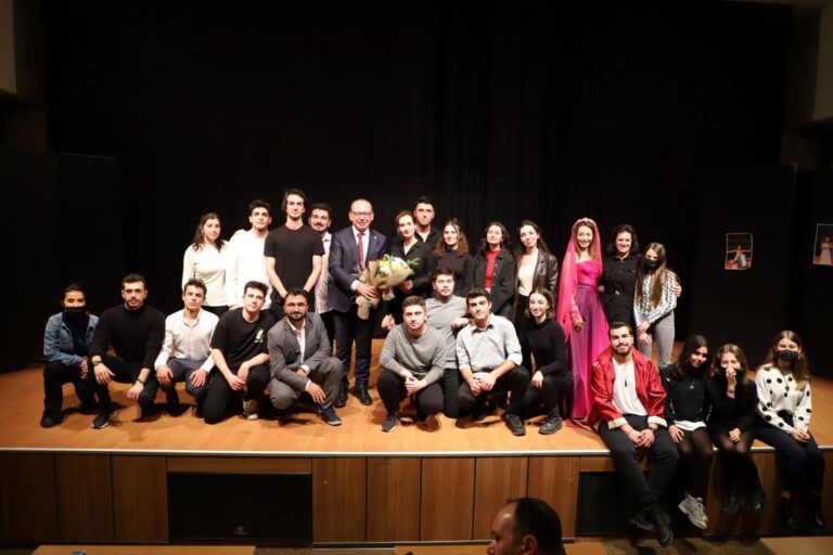 Turgutlu Belediyesi Torbalar Gözaltı Show Ekibi Dünya Tiyatro Günü’nde Sahnede Turgutlu Belediyesi Torbalar Gözaltı Show Ekibi Dünya Tiyatro Günü’nde Sahnede