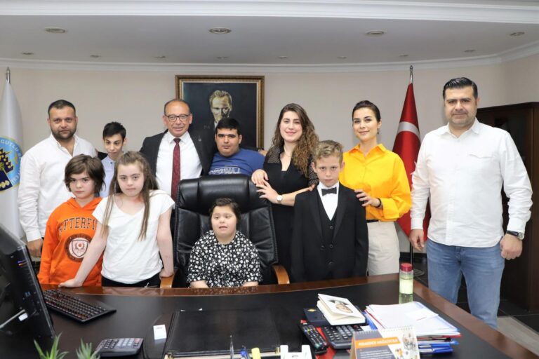 Turgutlu Belediye Başkanı Çetin Akın, Özel Çocuklarla Dans Etti Turgutlu Belediye Başkanı Çetin Akın, Özel Çocuklarla Dans Etti