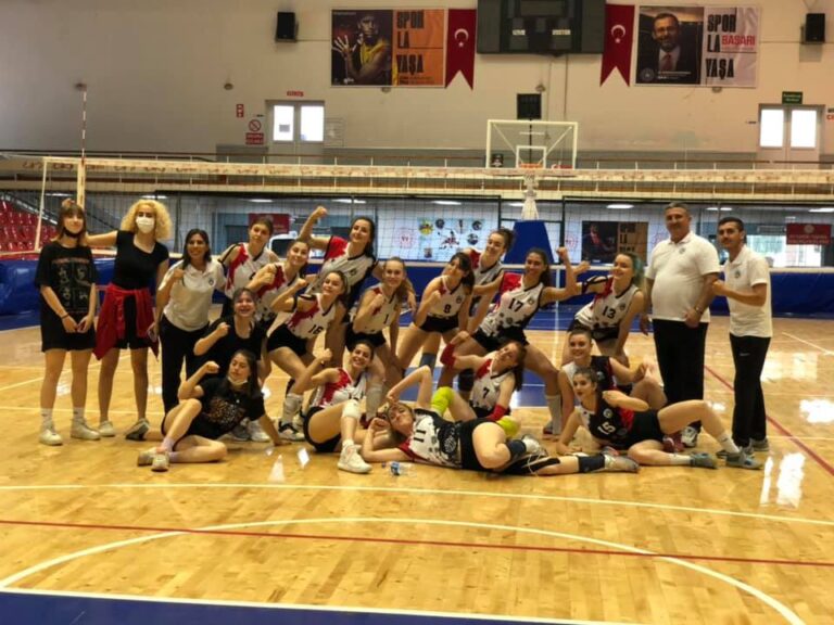 Turgutlu Belediyespor Kadın Voleybol Takımından İlk Galibiyet Turgutlu Belediyespor Kadın Voleybol Takımından İlk Galibiyet