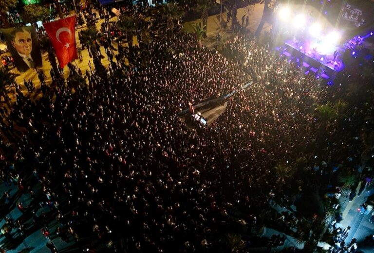 Cumhuriyet Bayramı Coşkusu Fatma Turgut ile Yaşandı Cumhuriyet Bayramı Coşkusu Fatma Turgut ile Yaşandı