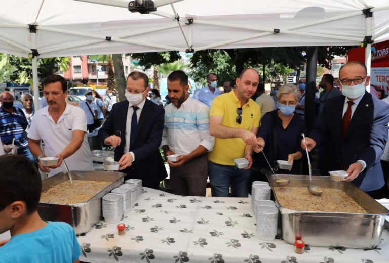 Turgutlu Belediyesi Geleneksel Aşure Hayrını Gerçekleştirdi Turgutlu Belediyesi Geleneksel Aşure Hayrını Gerçekleştirdi