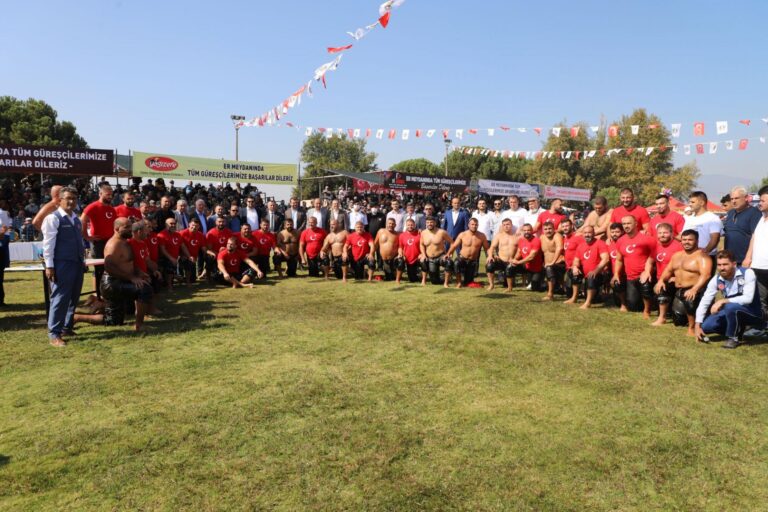 Turgutlu Belediyesi Yağlı Güreşlerinde Kırkpınar Havası Turgutlu Belediyesi Yağlı Güreşlerinde Kırkpınar Havası